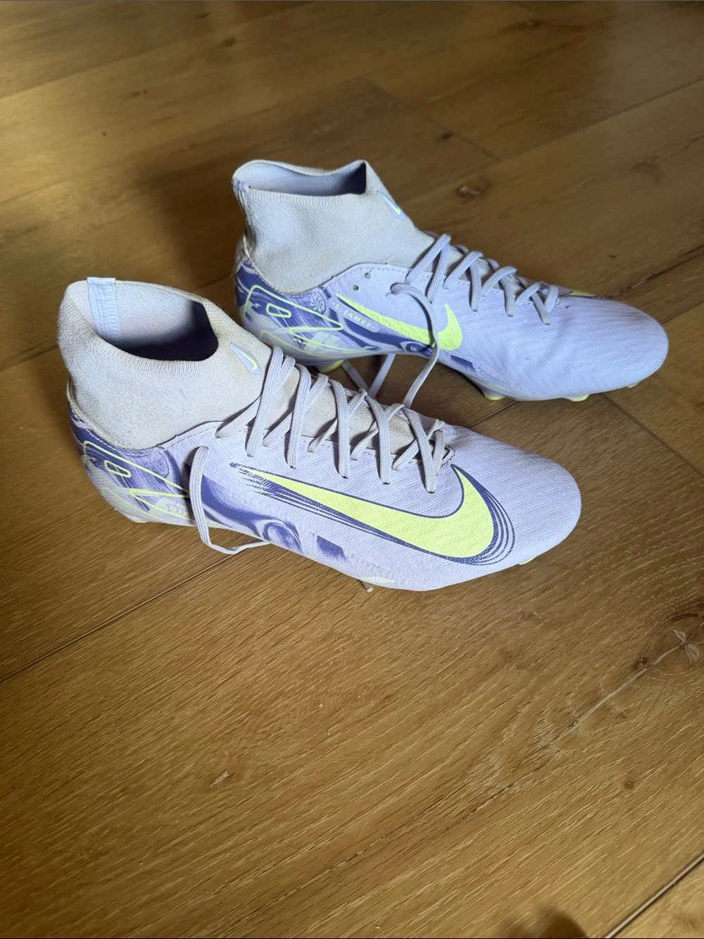 Nike Women’s Light Purple Lace-Up Soccer Boots with Yellow Swoosh